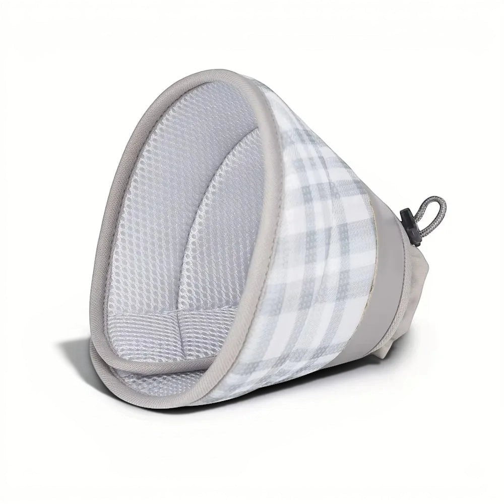 Collerette souple Esprit Chat en tissu mesh gris et blanc à carreaux, réglable et respirante, idéale post-opératoire.