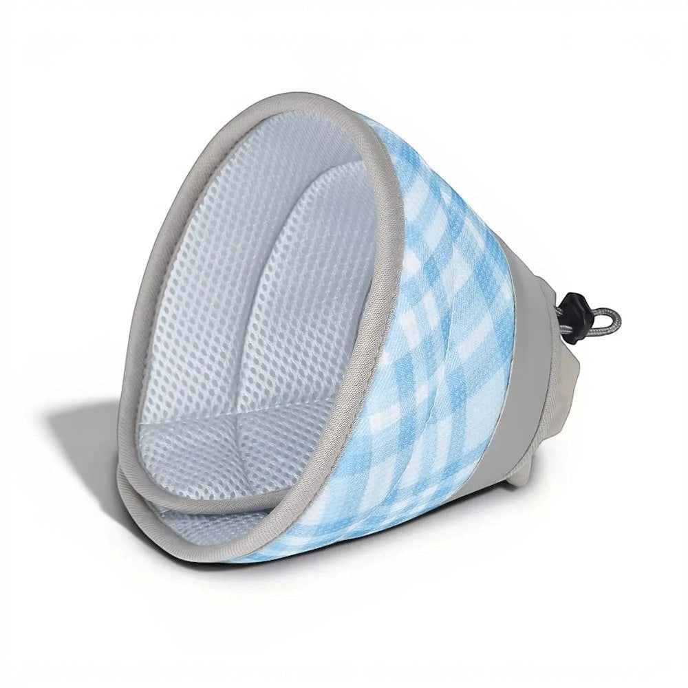 Collerette souple Esprit Chat bleu et blanc à carreaux, en tissu mesh respirant et réglable pour chat post-opératoire.