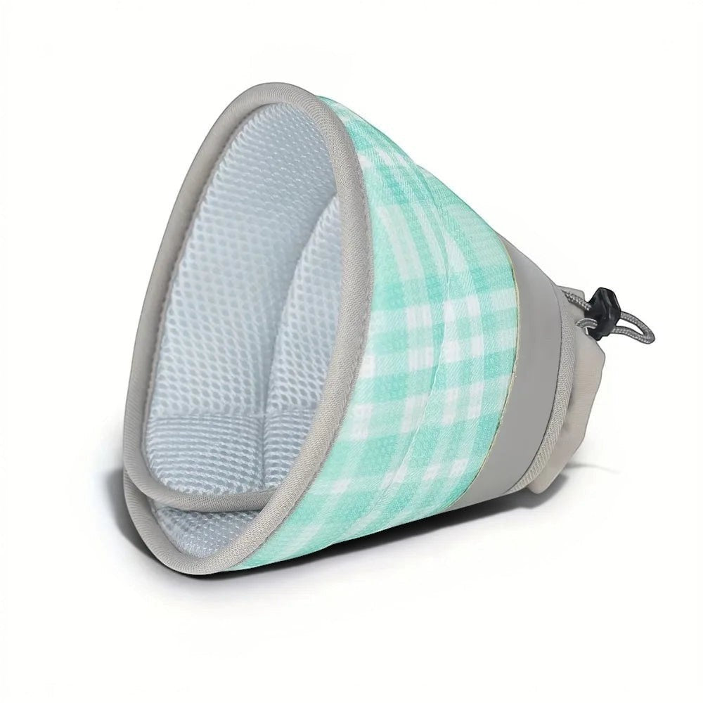 Collerette souple Esprit Chat en tissu mesh respirant, motif vichy menthe et blanc, ajustable pour chat post-opératoire.