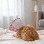 Collerette souple Esprit Chat rose et grise à carreaux, en tissu respirant, réglable, pour chat post-opératoire.