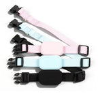 Colliers pour chat Esprit Chat Bluetooth roses, bleus et noirs avec boîtiers intelligents pour le suivi GPS.