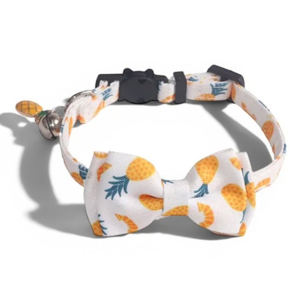 Collier pour chat Esprit Chat en polyester blanc avec motif ananas, nœud papillon, boucle de sécurité et grelot