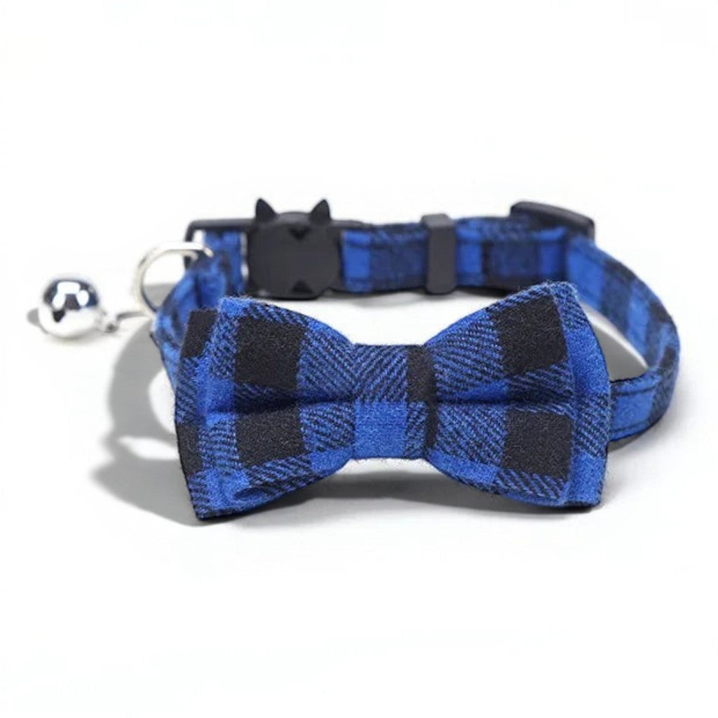 Collier pour chat Esprit Chat en coton bleu à motif écossais avec nœud papillon et grelot argenté