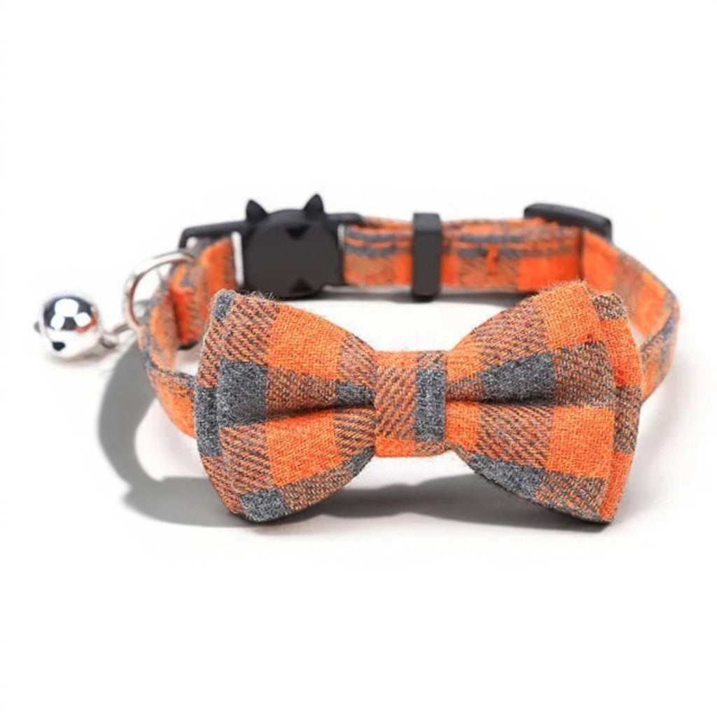 Collier pour chat Esprit Chat en coton à carreaux orange et gris avec nœud papillon et grelot