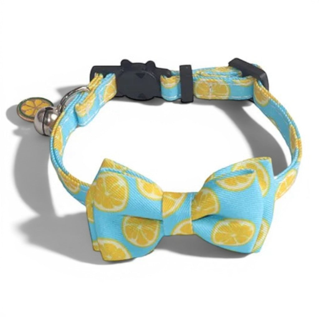 Collier pour chat Esprit Chat en polyester bleu avec motif citrons, nœud papillon et grelot de sécurité