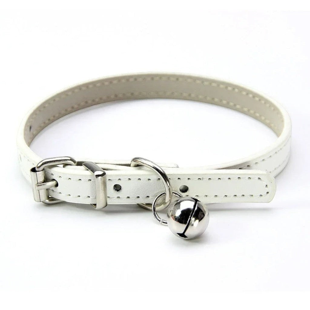 Collier pour chat Esprit Chat en cuir PU blanc avec boucle réglable et petite clochette argentée