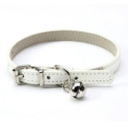Collier pour chat Esprit Chat en cuir PU blanc avec une petite clochette argentée et une boucle réglable