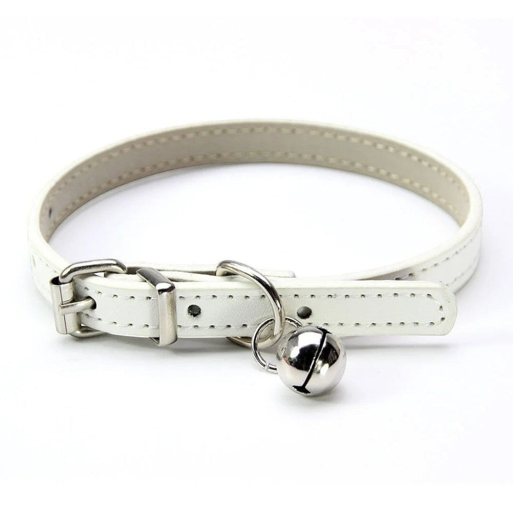 Collier pour chat Esprit Chat en cuir PU blanc avec une petite clochette argentée et une boucle réglable