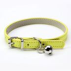 Collier pour chat Esprit Chat en cuir PU jaune ajustable avec une petite clochette argentée et boucle métallique