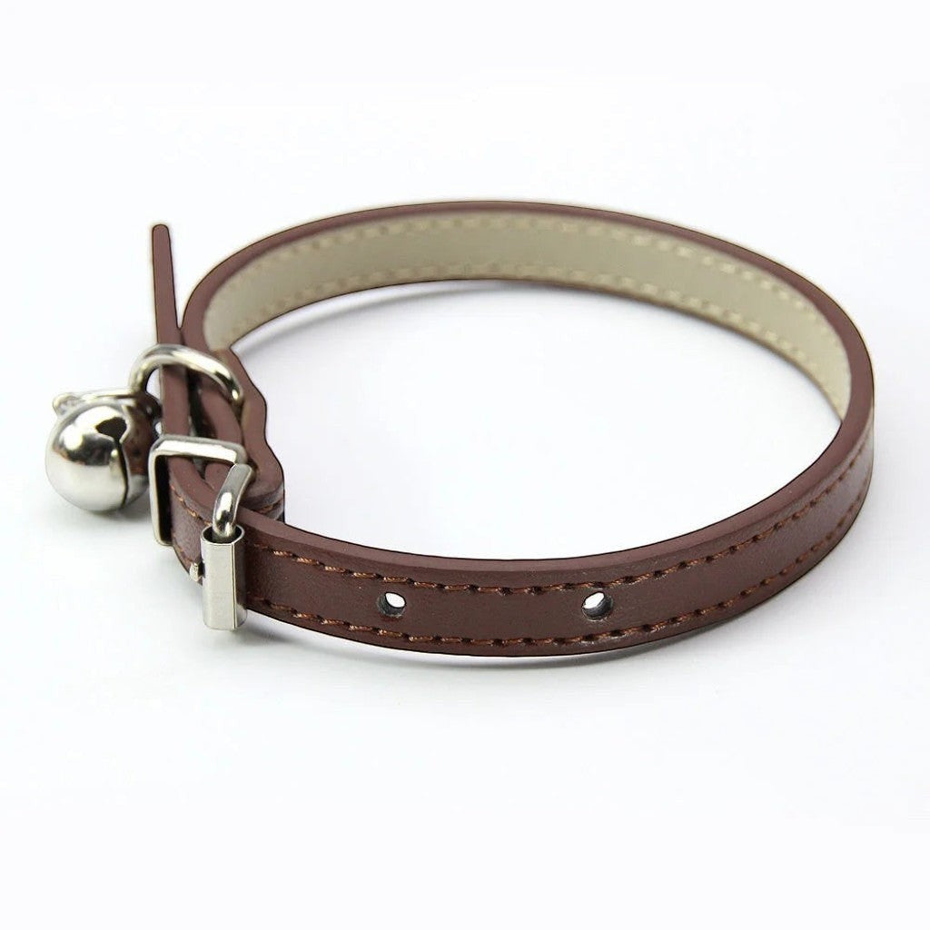 Collier pour chat Esprit Chat en cuir PU marron avec une petite clochette argentée et une boucle réglable