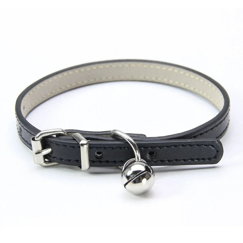 Collier pour chat Esprit Chat en cuir PU noir avec une petite clochette argentée et une boucle réglable
