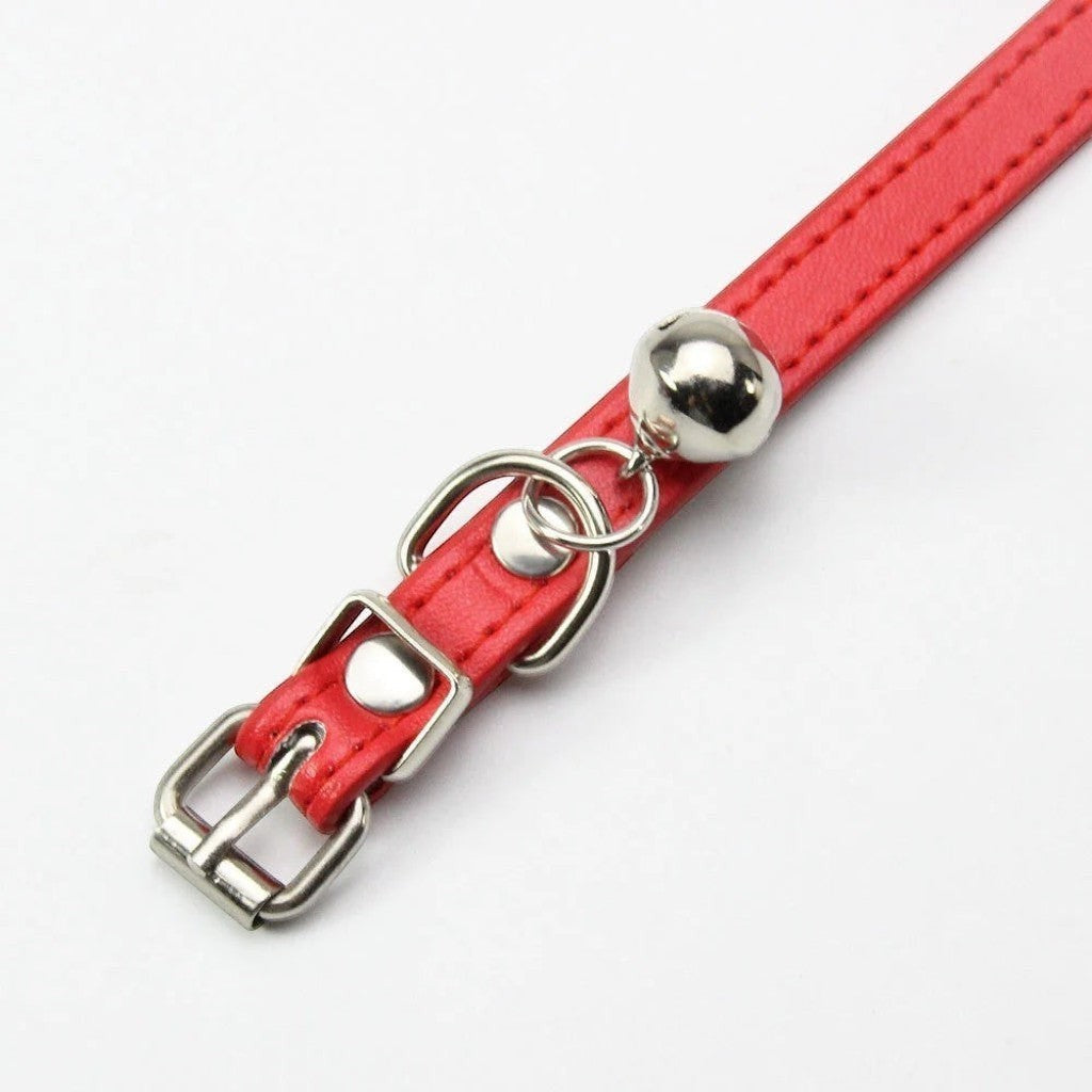 Collier pour chat Esprit Chat en cuir PU rouge avec boucle réglable et petite clochette argentée