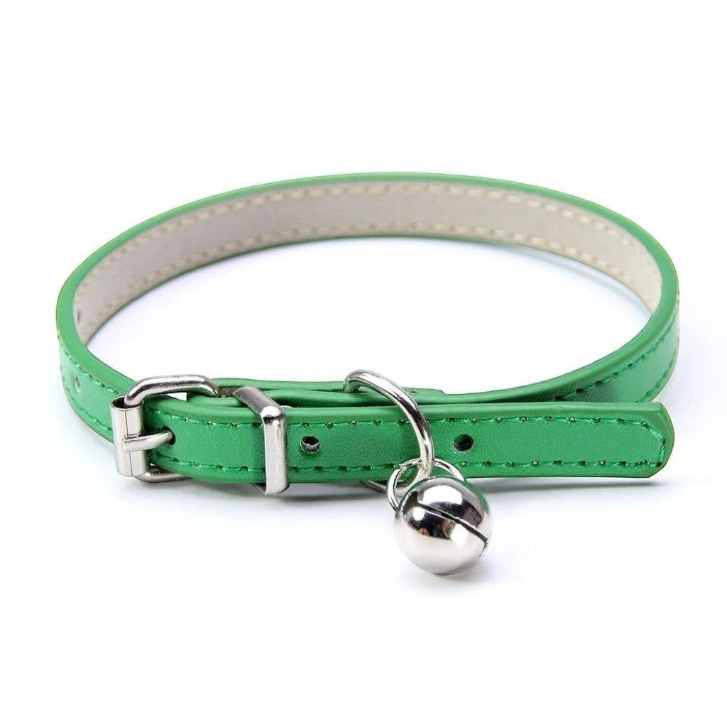 Collier pour chat Esprit Chat en cuir PU vert avec une petite clochette argentée et une boucle réglable