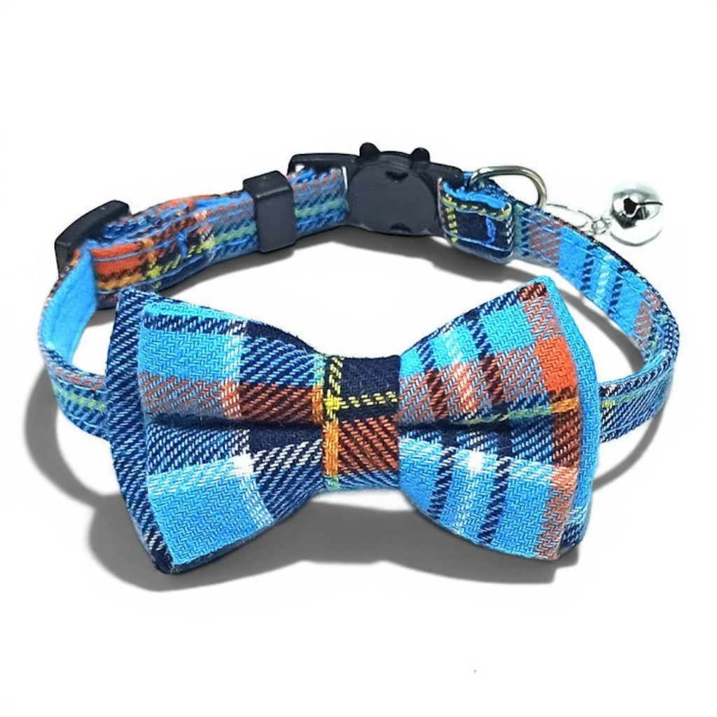 Collier pour chat Esprit Chat en coton bleu à motif écossais avec nœud papillon et grelot argenté