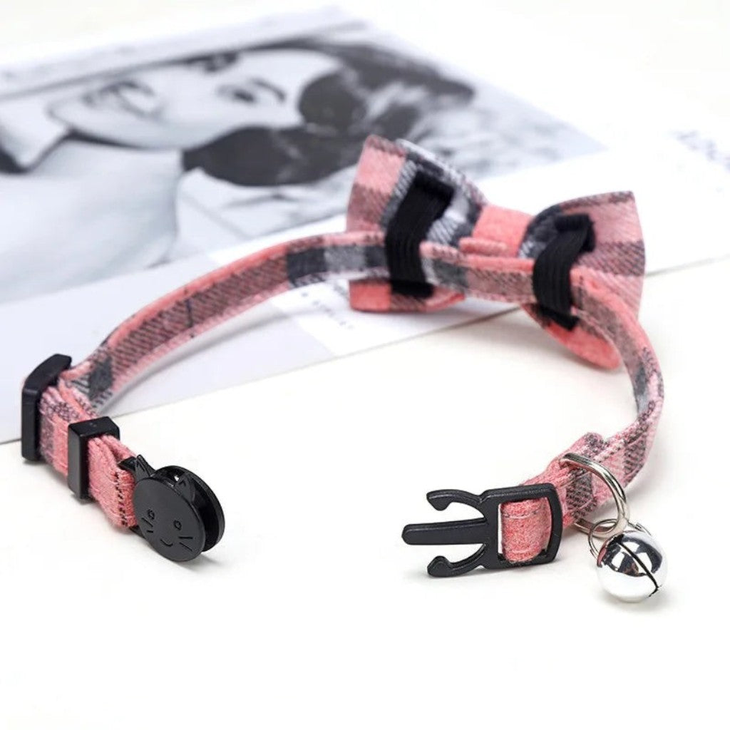 Collier Esprit Chat en coton rose à motif écossais avec nœud papillon, grelot et boucle de sécurité noire