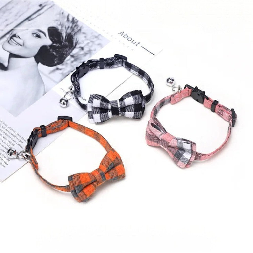 Trois colliers pour chat Esprit Chat en coton à motif écossais avec nœud papillon et grelot, coloris variés
