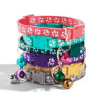 Collier pour chat Esprit Chat réglable en polyester avec motif empreintes de pattes et petite clochette colorée