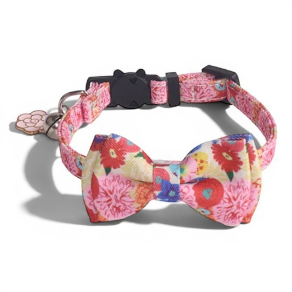 Collier pour chat Esprit Chat en polyester rose à motifs floraux avec nœud papillon, boucle de sécurité et grelot.