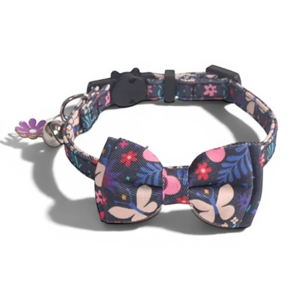 Collier pour chat Esprit Chat en polyester bleu avec motif floral, nœud papillon, boucle de sécurité et grelot.