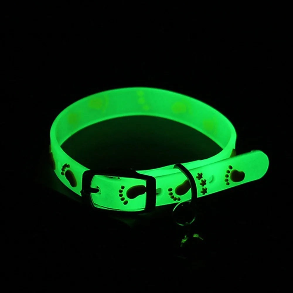 Collier pour chat Esprit Chat en silicone fluorescent vert avec motifs de pattes et petite clochette réfléchissante