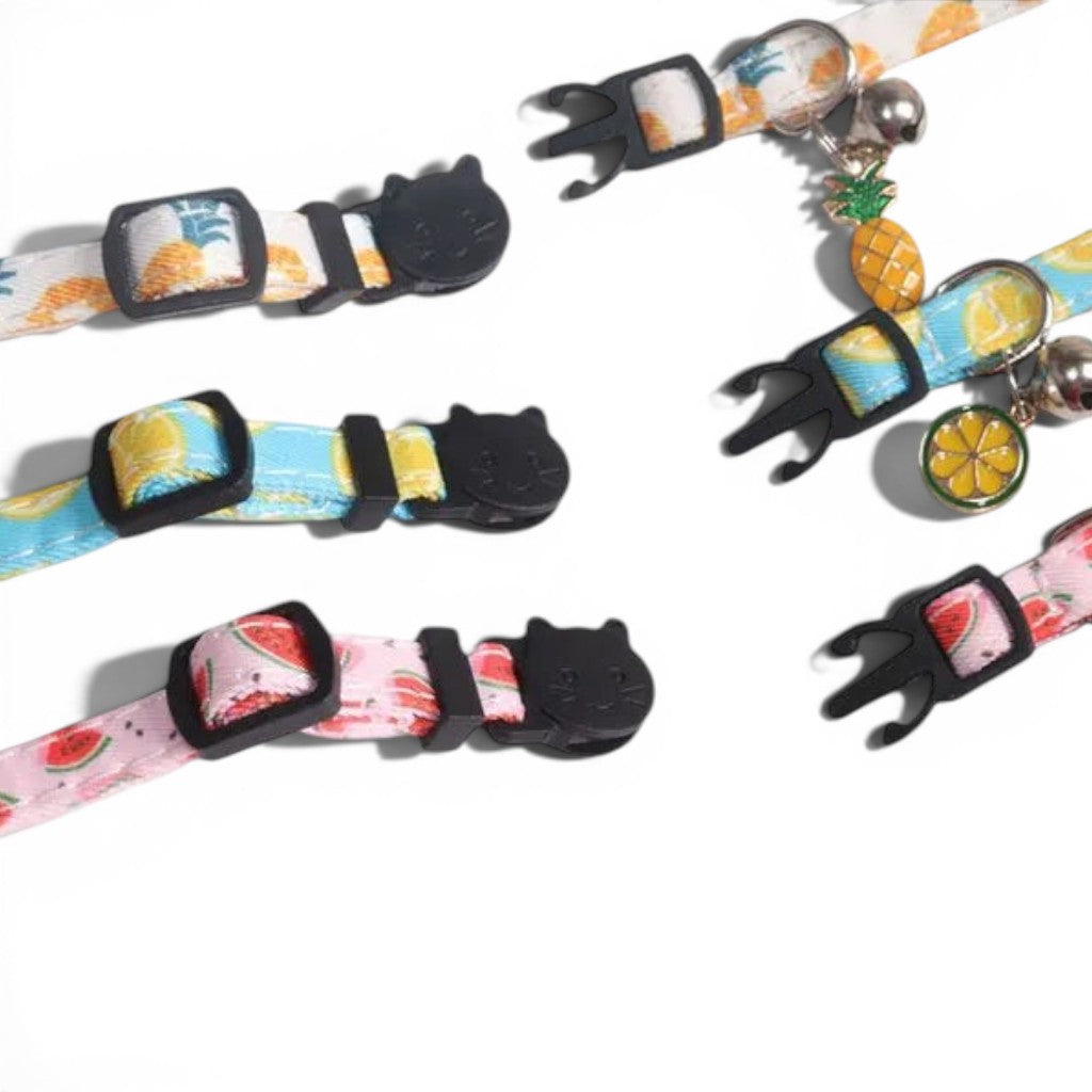 Collier pour chat Esprit Chat en polyester avec motifs fruits, nœud papillon, boucle de sécurité et grelot.