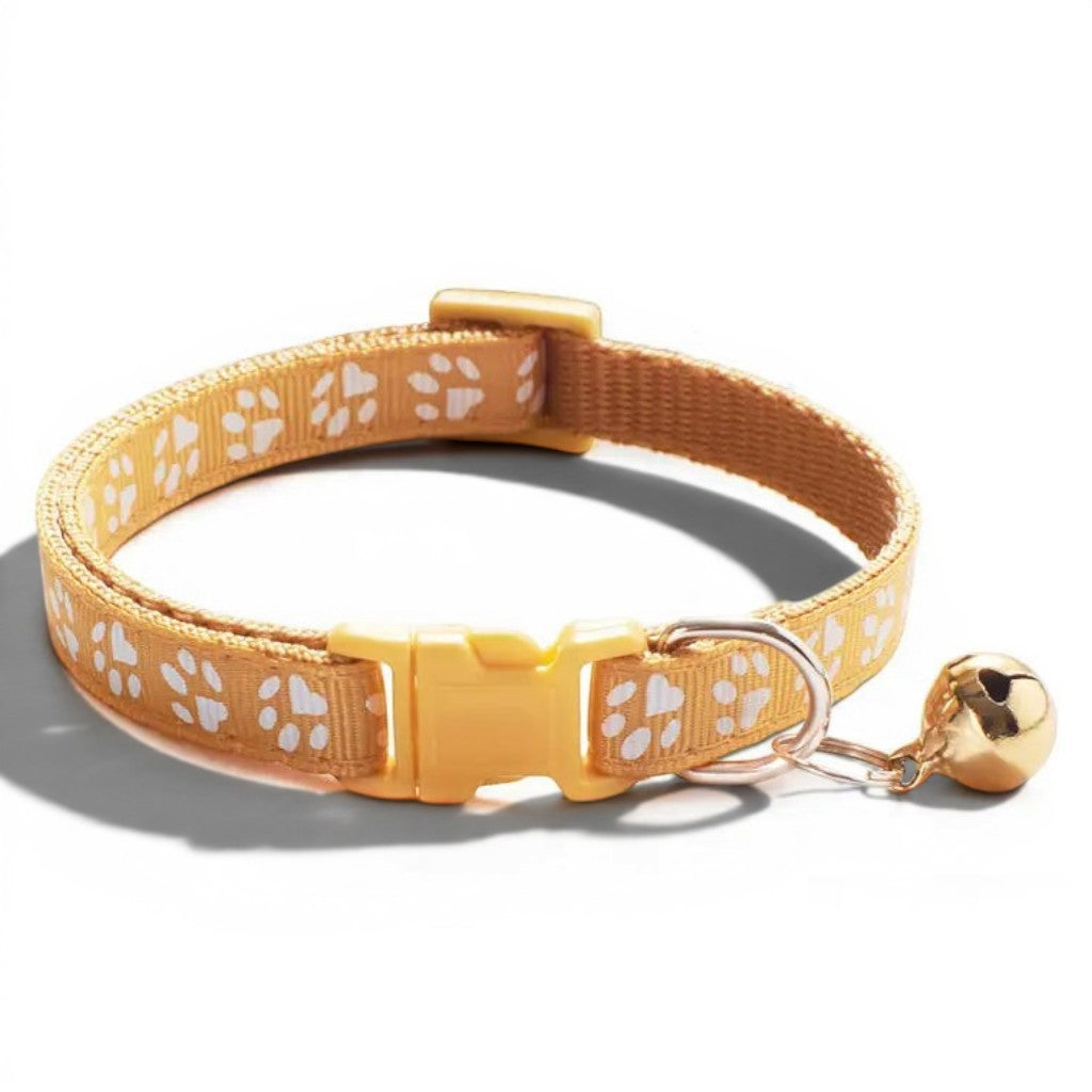 Collier pour chat Esprit Chat jaune avec motif empreintes blanches, boucle de sécurité et petite clochette dorée
