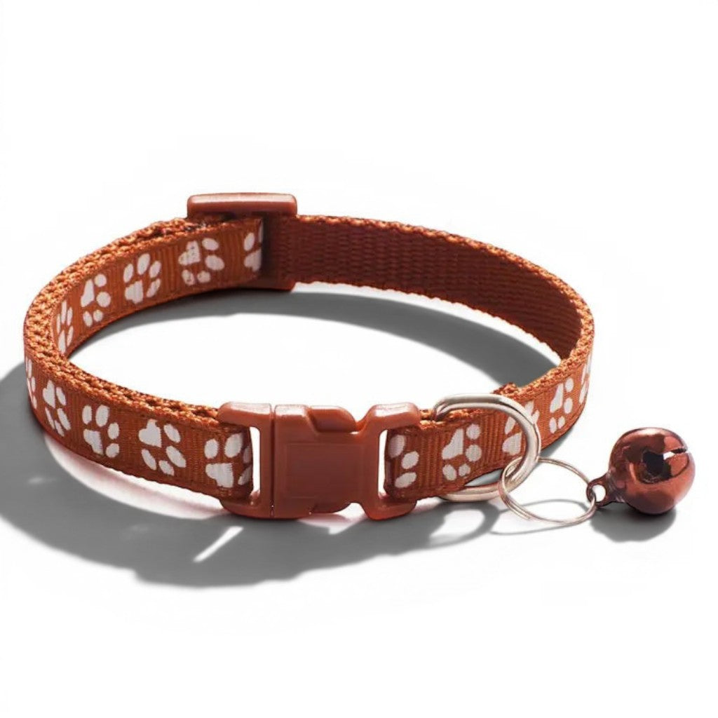 Collier pour chat Esprit Chat marron en polyester avec motif empreintes de pattes blanches et petite clochette