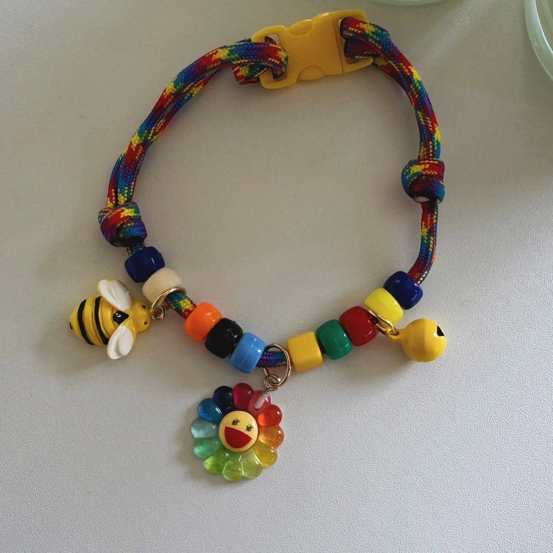 Collier pour chat Esprit Chat multicolore avec perles, breloque fleur souriante et abeille, réglable et détachable
