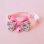 Collier pour chat Esprit Chat rose avec nœud papillon à motifs floraux et petite clochette ajustable