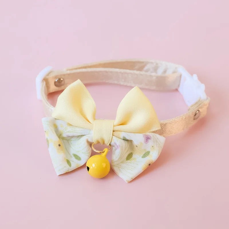 Collier pour chat Esprit Chat jaune avec nœud papillon à motifs et clochette, ajustable en polyester.