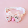 Collier pour chat Esprit Chat rose avec nœud papillon à motifs floraux et petite clochette ajustable