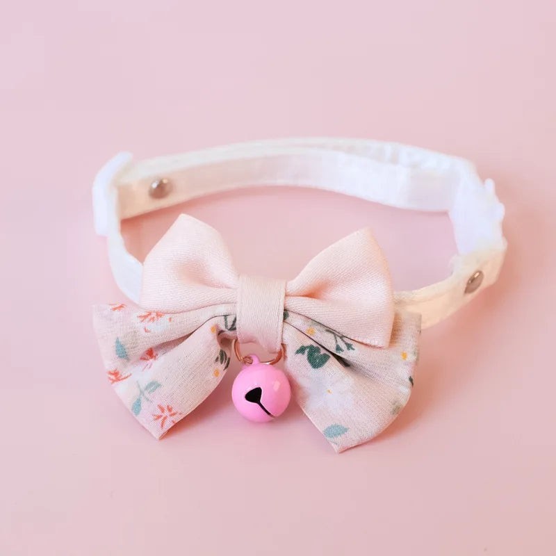 Collier pour chat Esprit Chat rose avec nœud papillon à motifs floraux et petite clochette ajustable