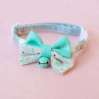 Collier pour chat Esprit Chat en polyester bleu avec nœud papillon fleuri et clochette, réglable et confortable.