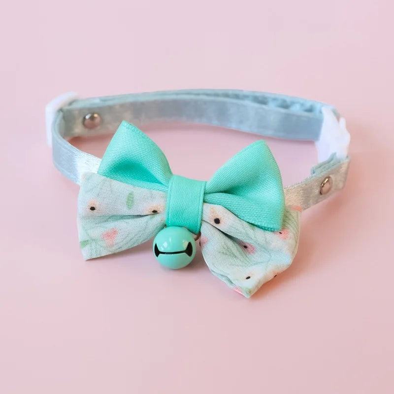 Collier pour chat Esprit Chat en polyester bleu avec nœud papillon fleuri et clochette, réglable et confortable.