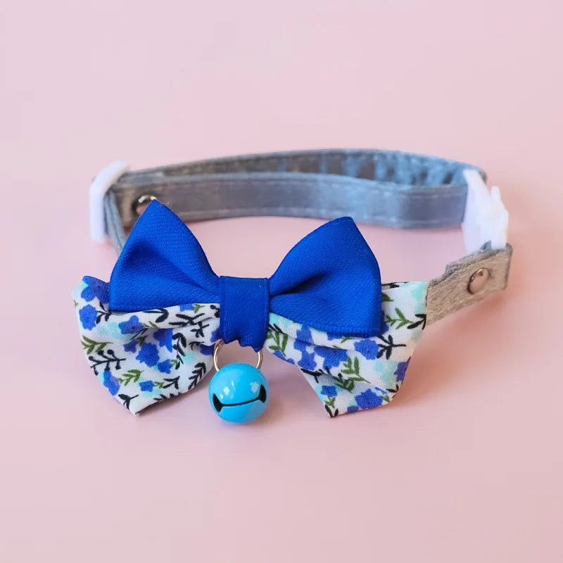 Collier Esprit Chat réglable en polyester avec nœud papillon bleu à motifs floraux et petite clochette assortie