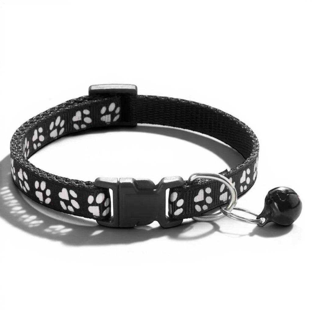 Collier pour chat Esprit Chat noir avec motif empreintes blanches, boucle de sécurité et petite clochette.