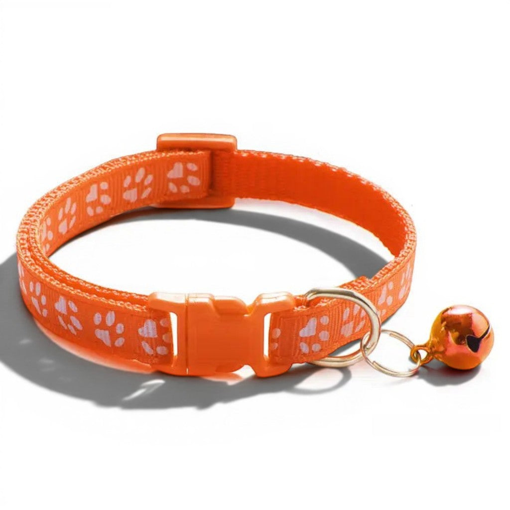 Collier pour chat Esprit Chat orange en polyester avec motif empreintes de pattes et petite clochette détachable