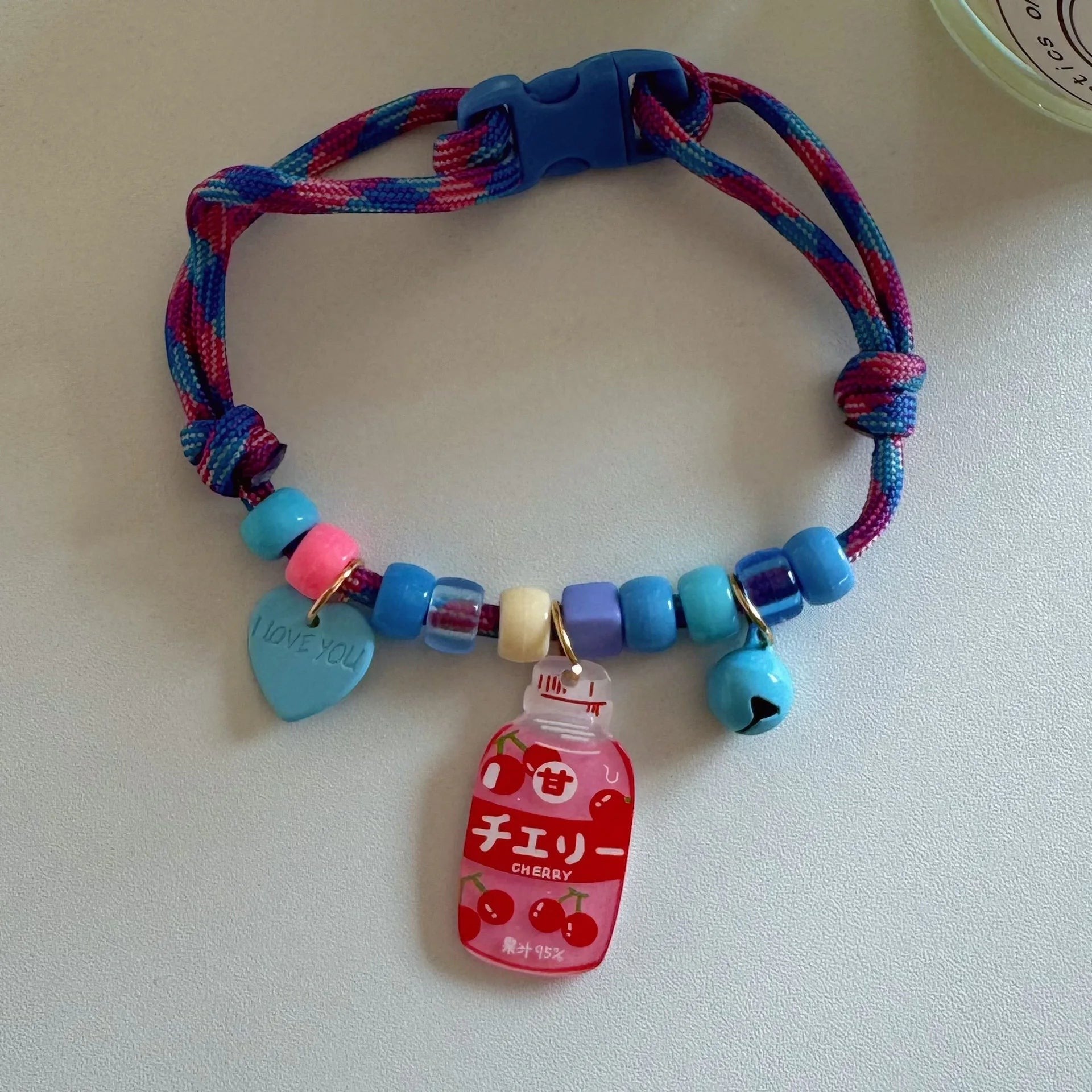 Collier pour chat Esprit Chat ajustable avec perles colorées, breloque bouteille de cerise et grelot bleu