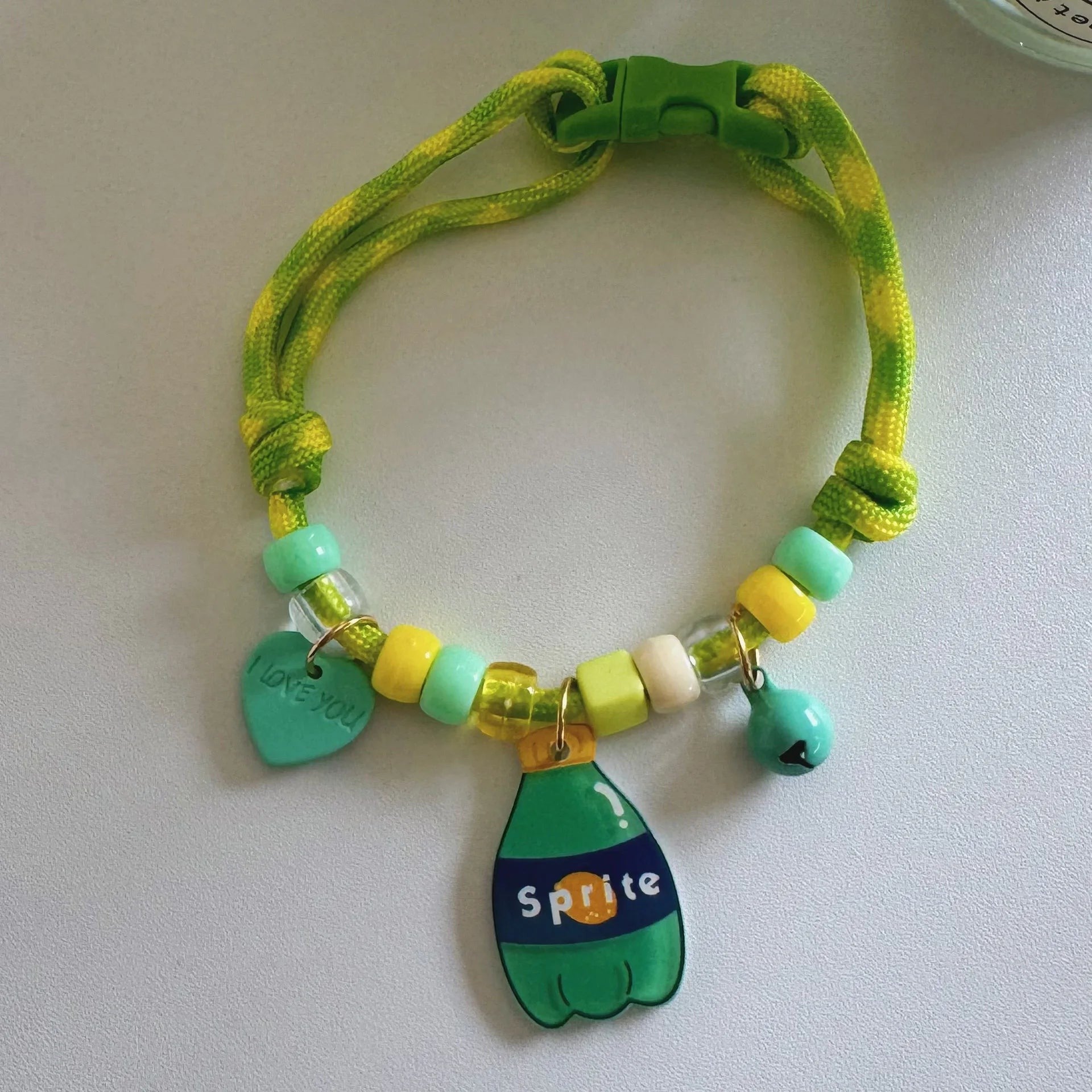 Collier pour chat Esprit Chat vert et jaune avec perles, breloque bouteille de soda et grelot, réglable