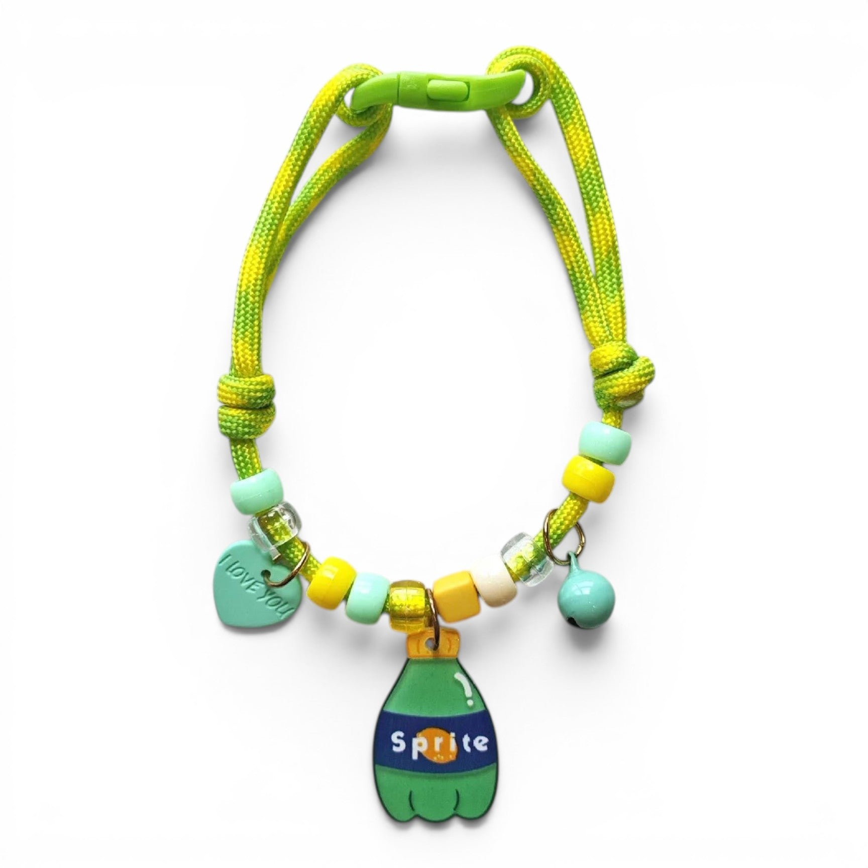Collier pour chat Esprit Chat vert et jaune avec perles colorées, breloque bouteille et grelot, ajustable