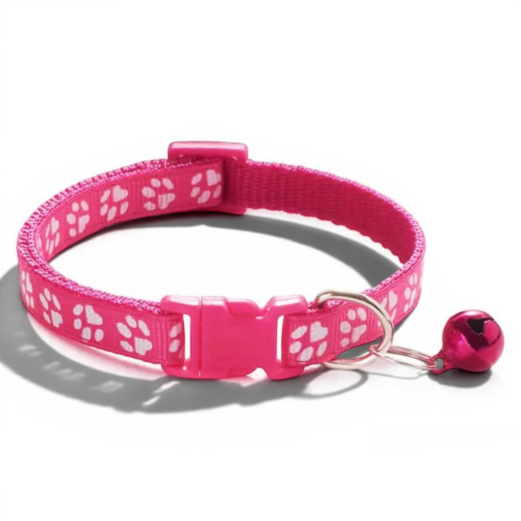 Collier pour chat Esprit Chat rose en polyester avec motif empreintes de pattes et petite clochette ajustable
