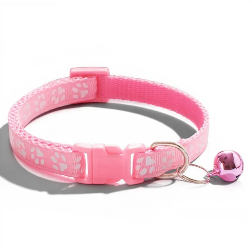 Collier pour chat Esprit Chat rose en polyester avec motifs pattes blanches, boucle de sécurité et clochette assortie