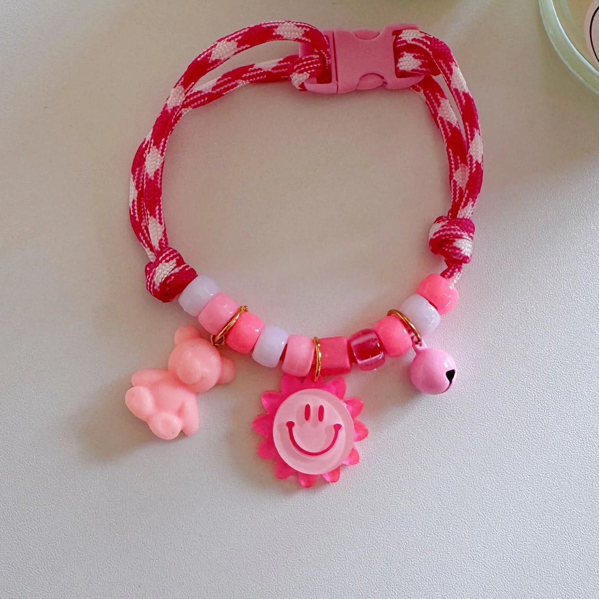 Collier Esprit Chat rose et blanc pour chat avec perles, breloque ourson, soleil souriant et grelot