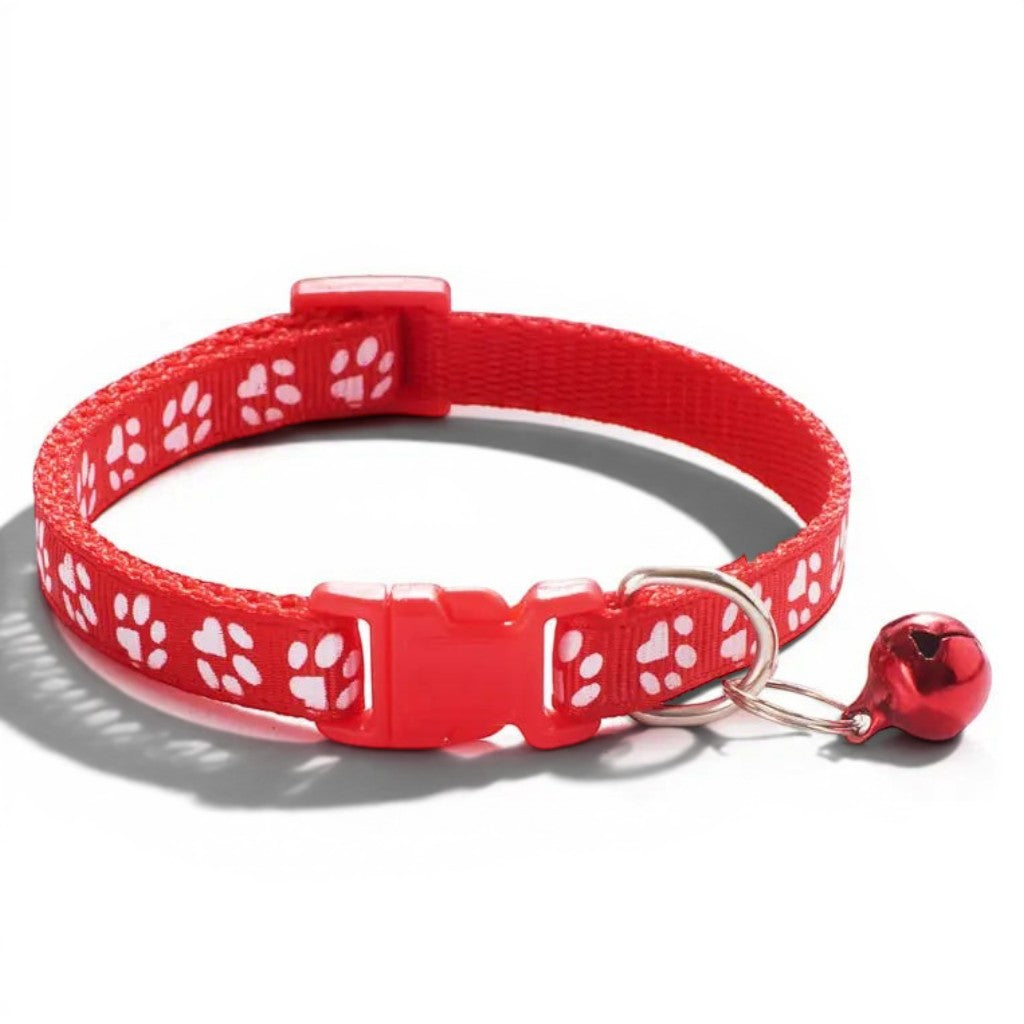 Collier pour chat Esprit Chat rouge en polyester avec motif empreintes blanches et petite clochette détachable