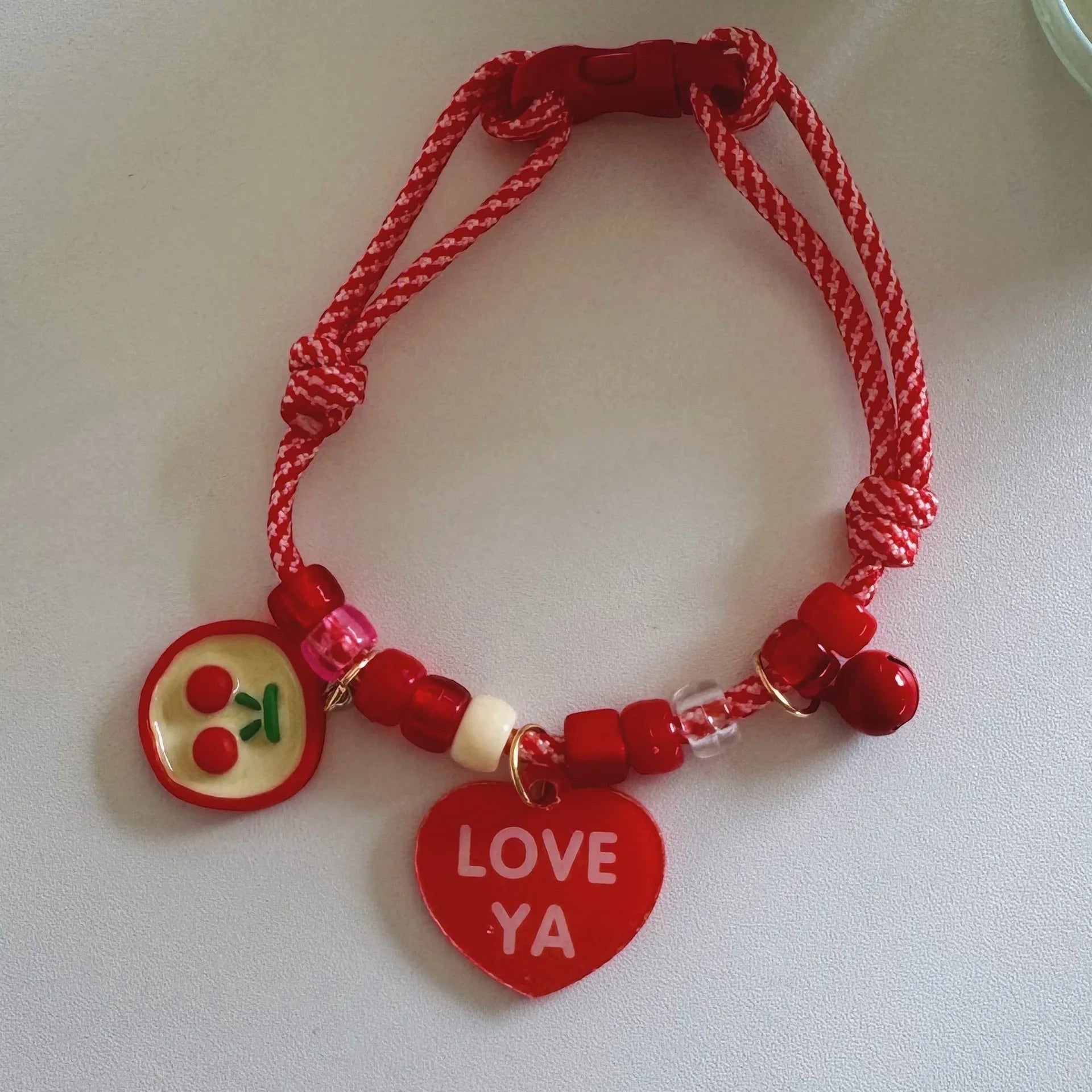 Collier pour chat Esprit Chat rouge ajustable avec perles, breloque cerise et pendentif cœur Love Ya