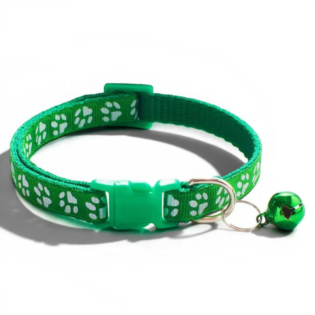 Collier pour chat Esprit Chat vert en polyester avec motif empreintes de pattes et petite clochette ajustable