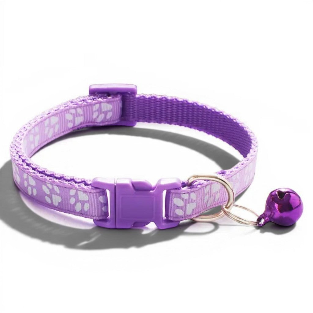 Collier pour chat Esprit Chat violet en polyester avec motif empreintes de pattes et petite clochette ajustable