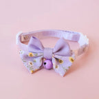 Collier pour chat Esprit Chat violet avec nœud papillon à motifs floraux et petite clochette ajustable