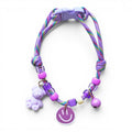 Collier pour chat Esprit Chat violet ajustable avec perles colorées, breloque ours et smiley sur fond blanc