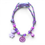 Collier pour chat Esprit Chat violet ajustable avec perles colorées, breloque ours et smiley sur fond blanc